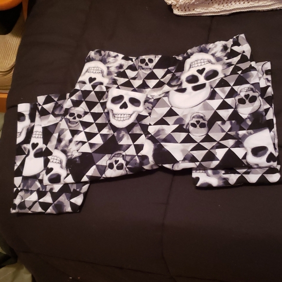 Skull Leggings/ Work out pants. - Picture 3 of 7
